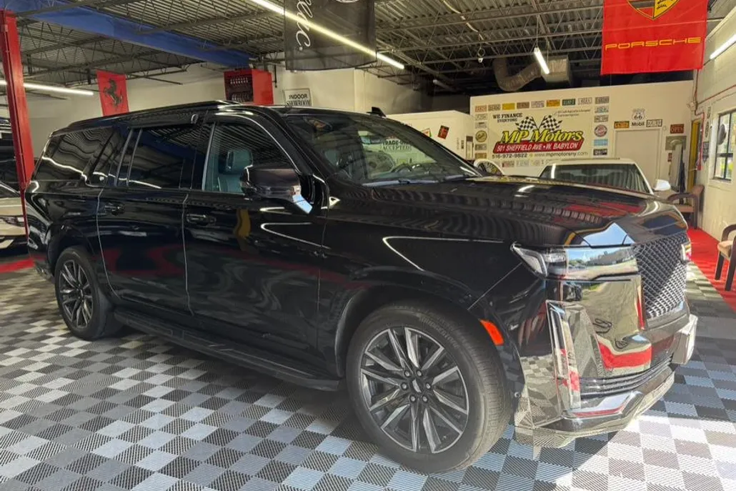 2024 Cadillac Escalade ESV photo 1