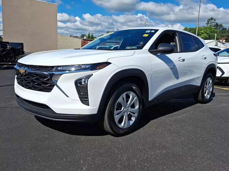 2025 Chevrolet Trax LS photo 1
