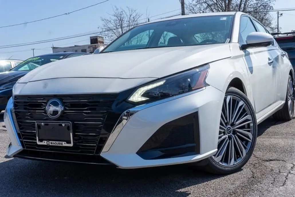 2025 Nissan Altima 2.5 SL photo 1