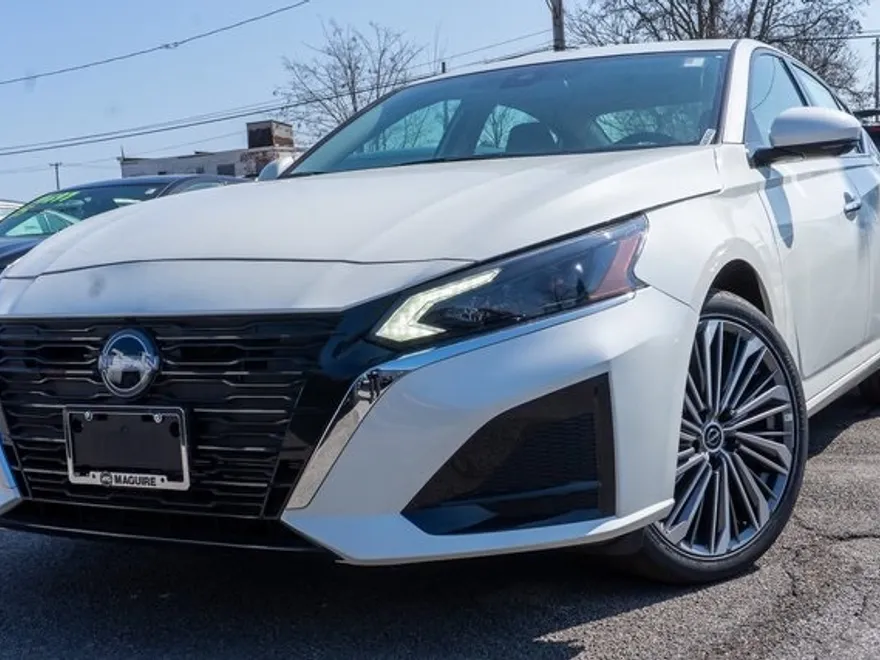 2025 Nissan Altima 2.5 SL photo 1
