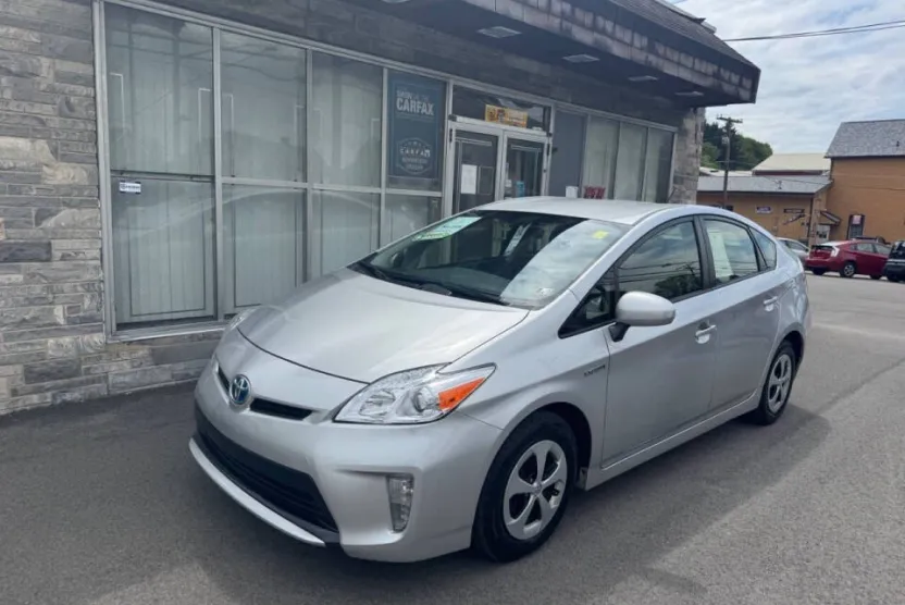 2015 Toyota Prius Four photo 1