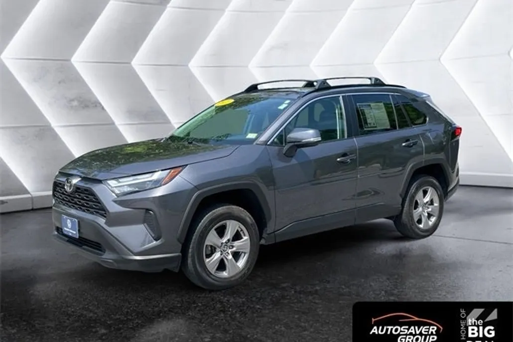 2022 Toyota RAV4 XLE photo 1