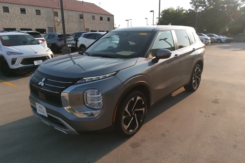 2024 Mitsubishi Outlander SE photo 1