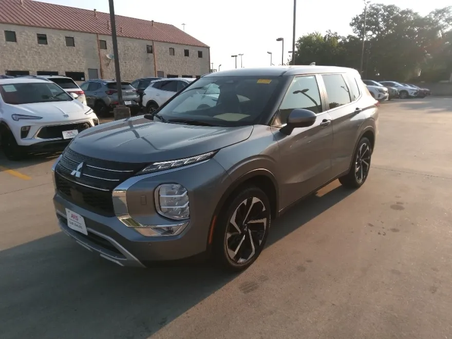 2024 Mitsubishi Outlander SE photo 1