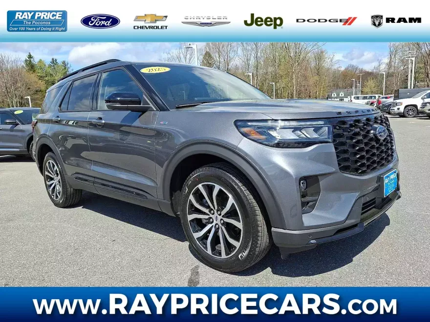 2025 Ford Explorer ST-Line photo 1