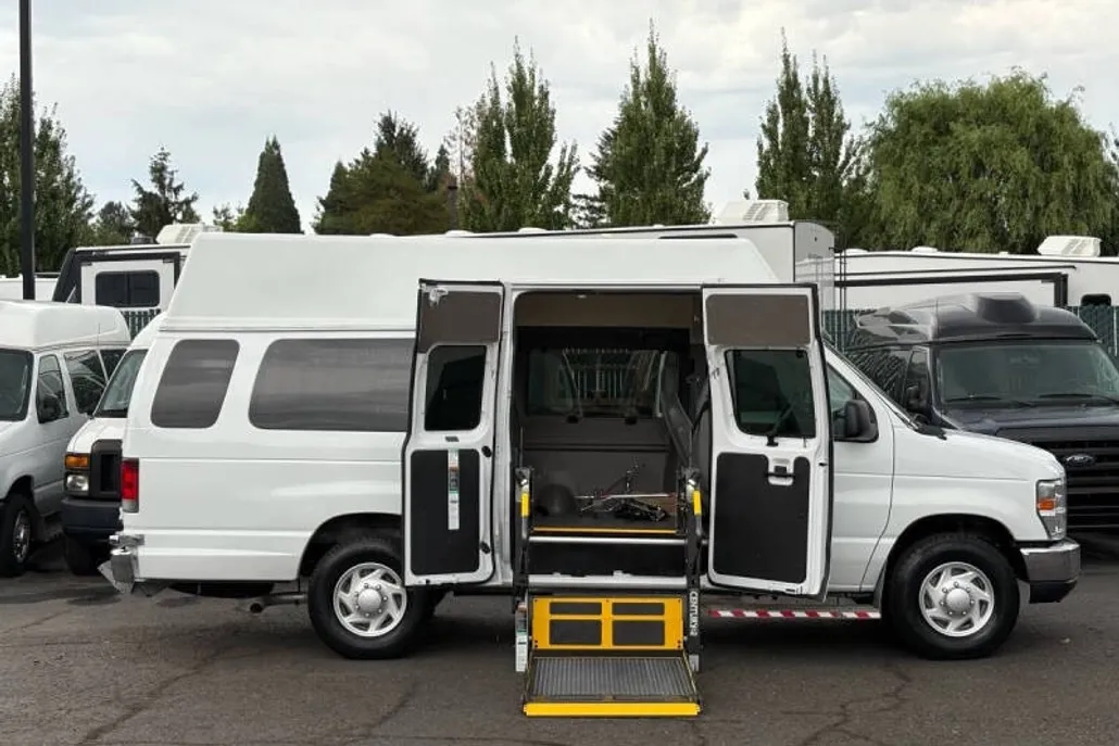 2013 Ford E-350 photo 1