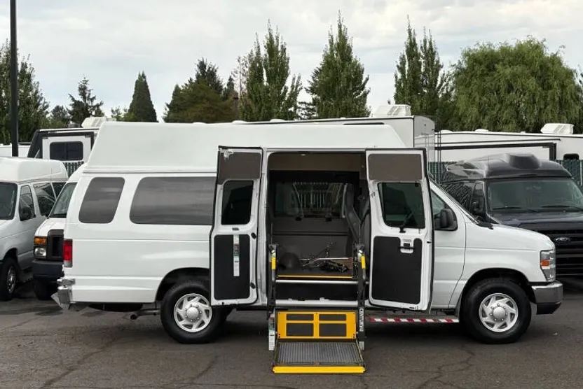 2013 Ford E-350 photo 1