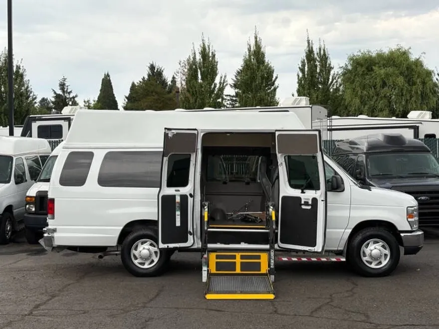 2013 Ford E-350 photo 1