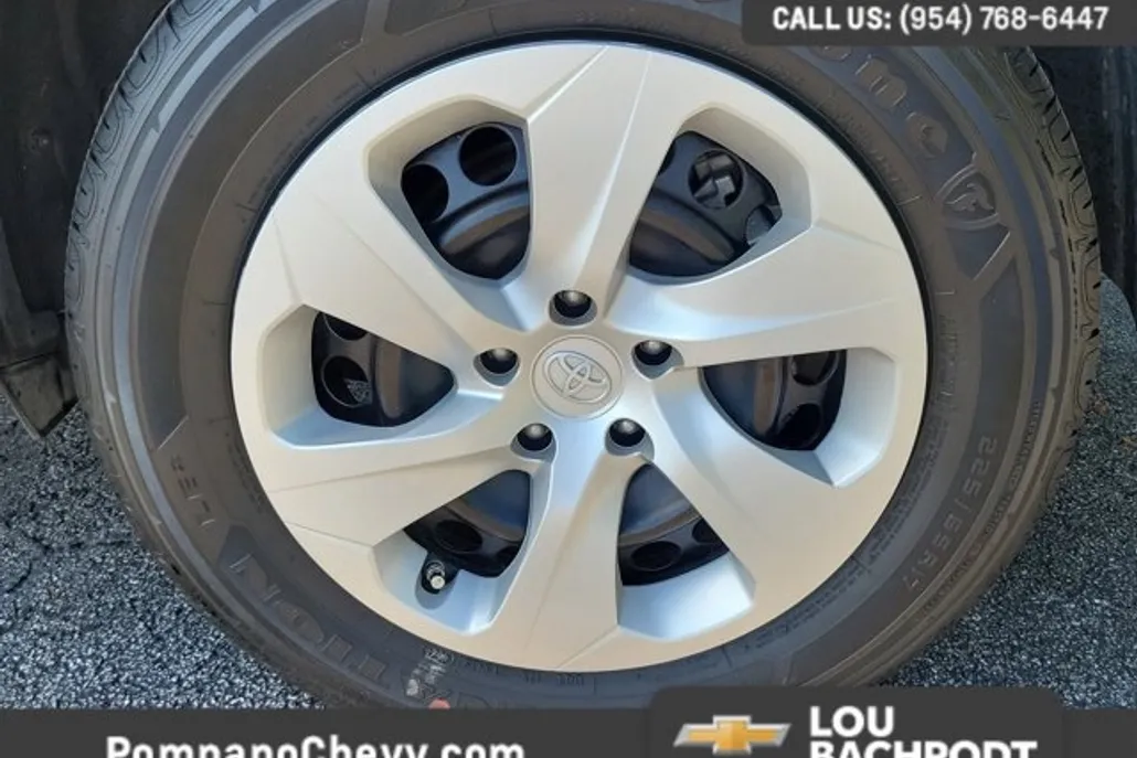 2024 Toyota RAV4 LE photo 1