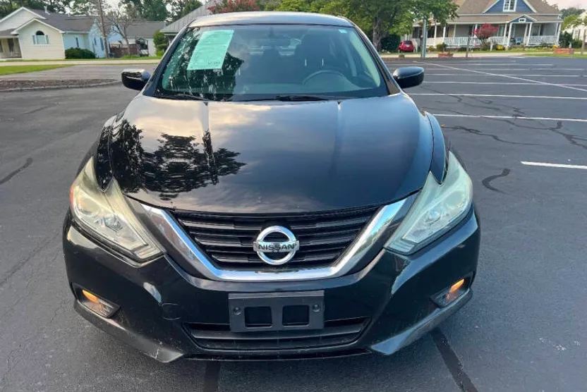 2017 Nissan Altima 2.5 SV photo 1