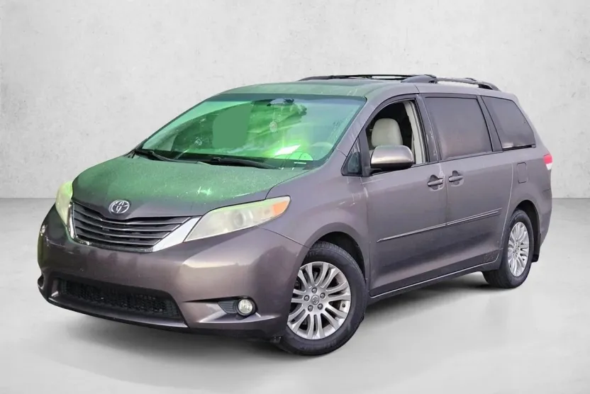 2013 Toyota Sienna XLE photo 1