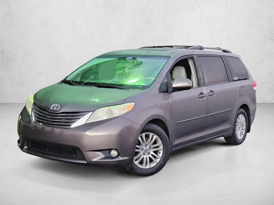 2013 Toyota Sienna XLE photo 1