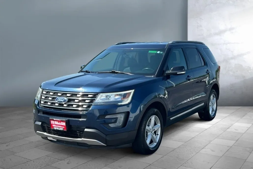 2017 Ford Explorer XLT photo 1