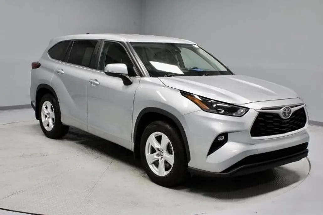 2024 Toyota Highlander LE photo 1