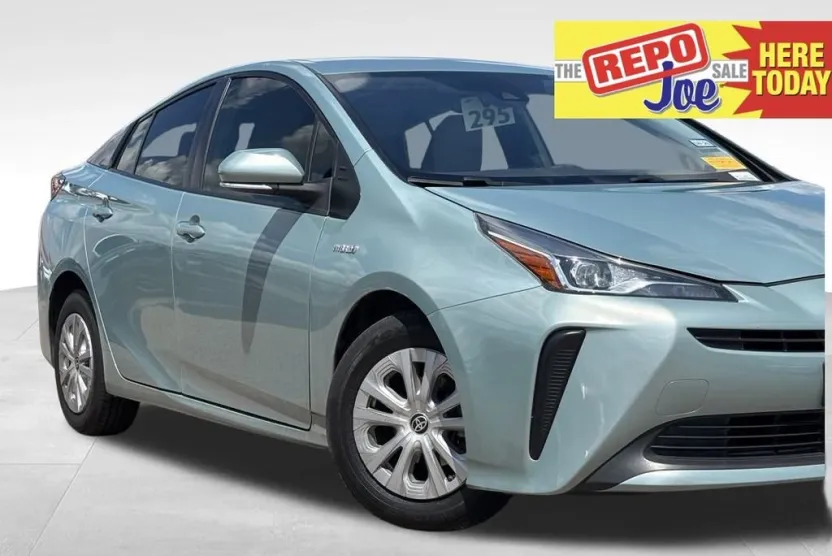 2020 Toyota Prius L photo 1