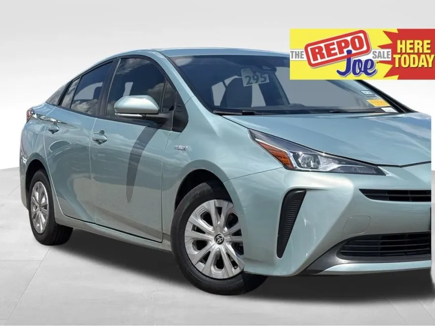 2020 Toyota Prius L photo 1