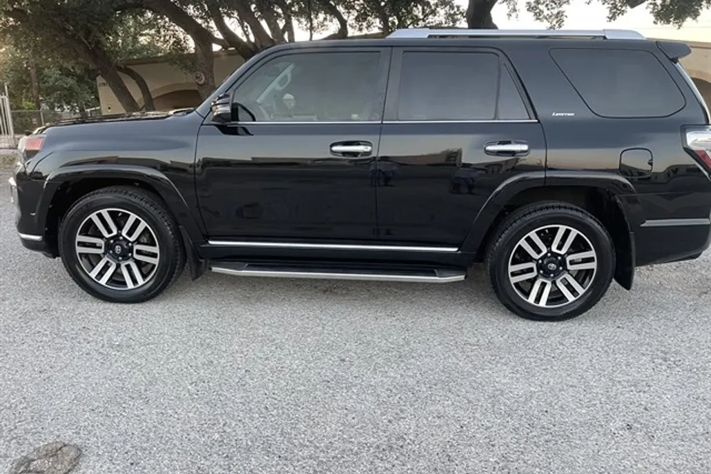2018 Toyota 4Runner SR5 photo 1