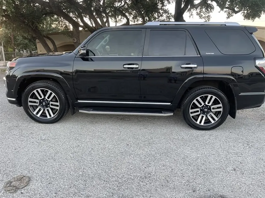 2018 Toyota 4Runner SR5 photo 1