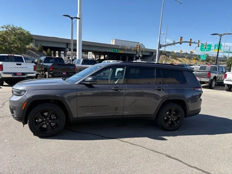 2023 Jeep Grand Cherokee Laredo photo 1