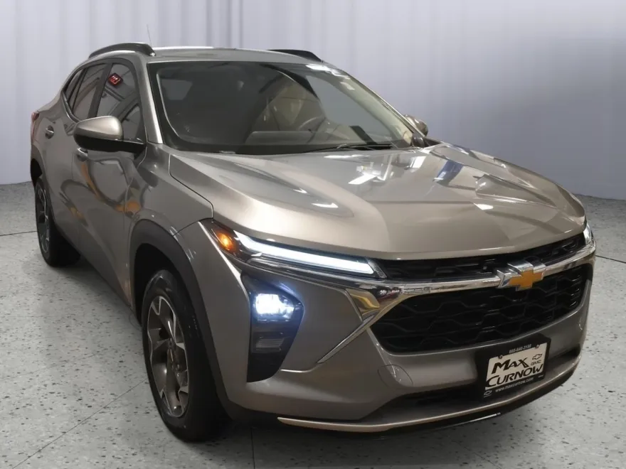 2024 Chevrolet Trax LT photo 1