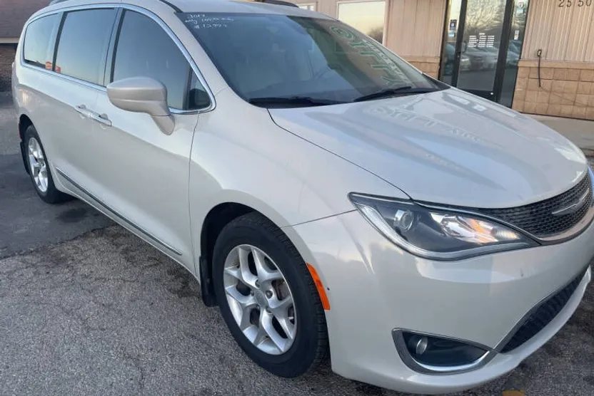 2017 Chrysler Pacifica photo 1