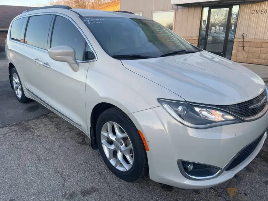 2017 Chrysler Pacifica photo 1