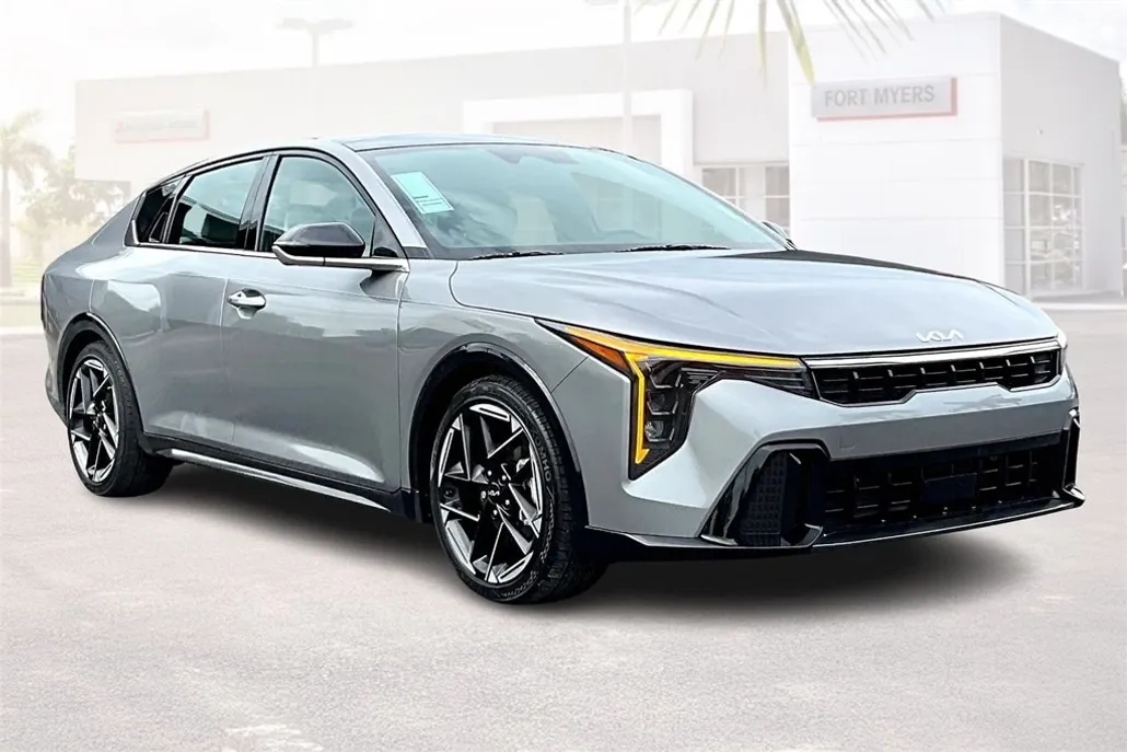 2025 Kia K4 GT-Line photo 1