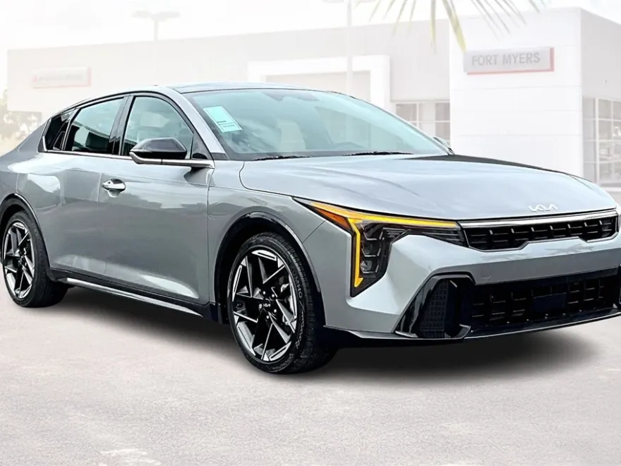 2025 Kia K4 GT-Line photo 1