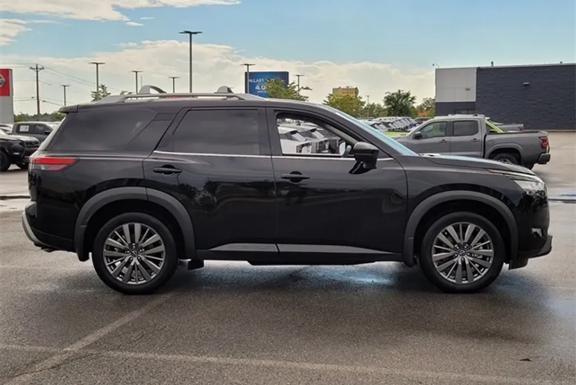 2024 Nissan Pathfinder SL photo 1