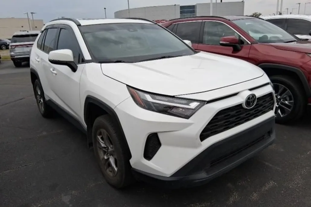 2022 Toyota RAV4 XLE photo 1