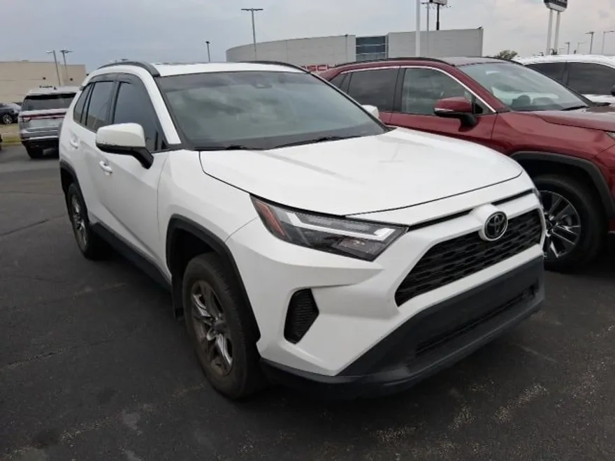 2022 Toyota RAV4 XLE photo 1