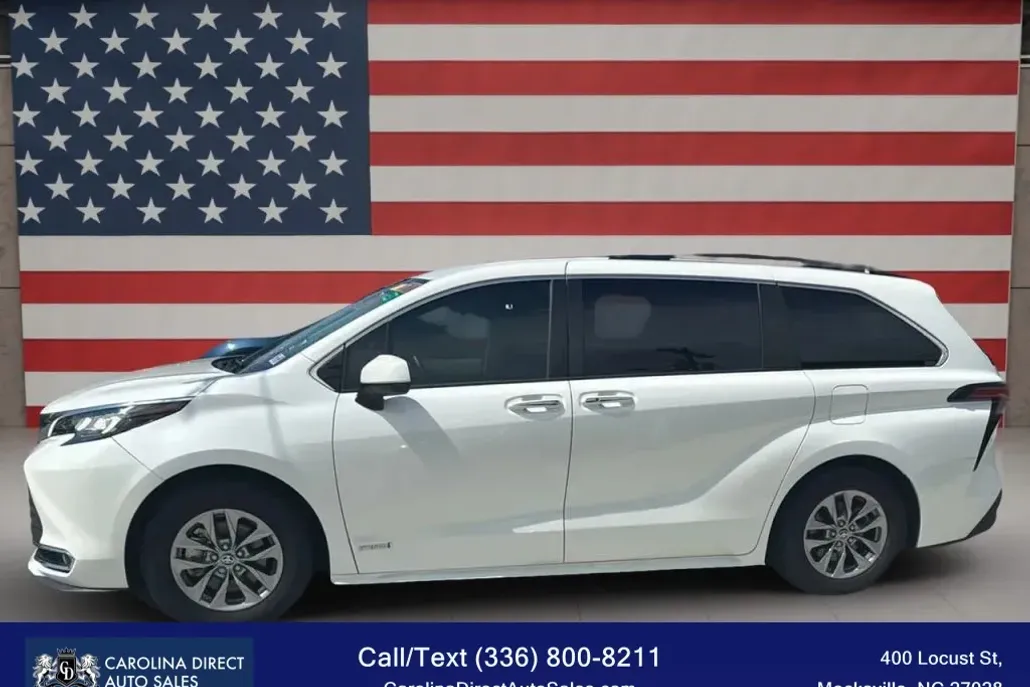2021 Toyota Sienna XLE photo 1