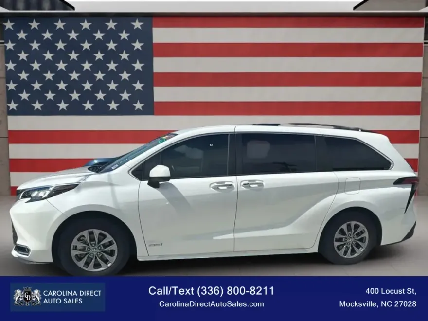2021 Toyota Sienna XLE photo 1