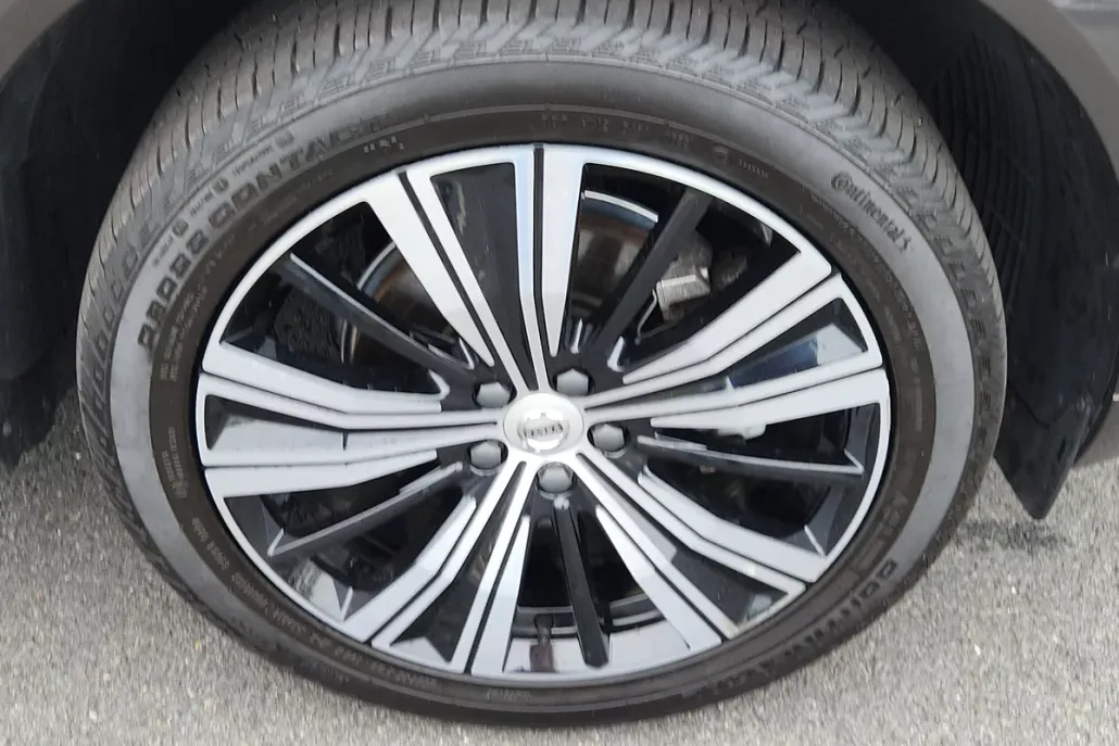2022 Volvo XC60 B5 Inscription photo 1