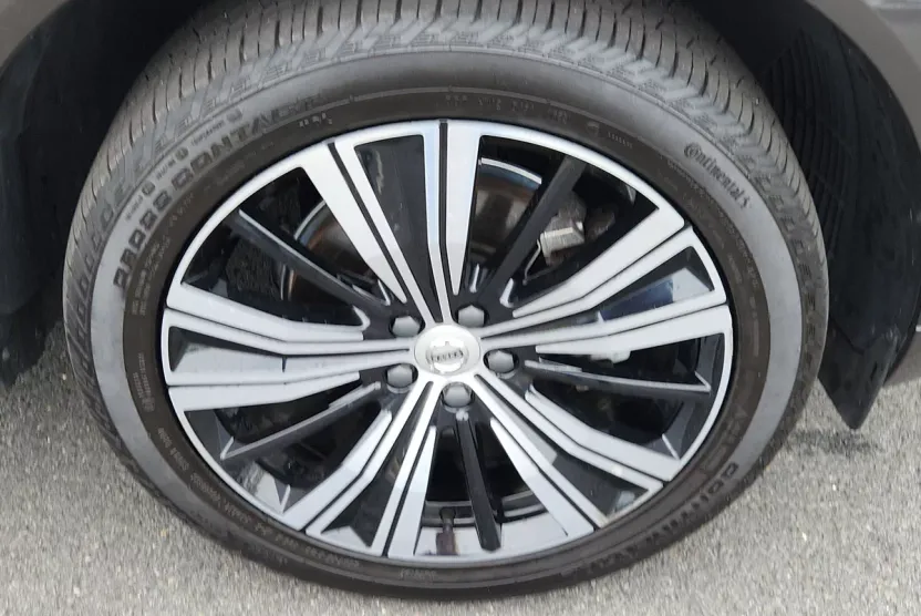 2022 Volvo XC60 B5 Inscription photo 1