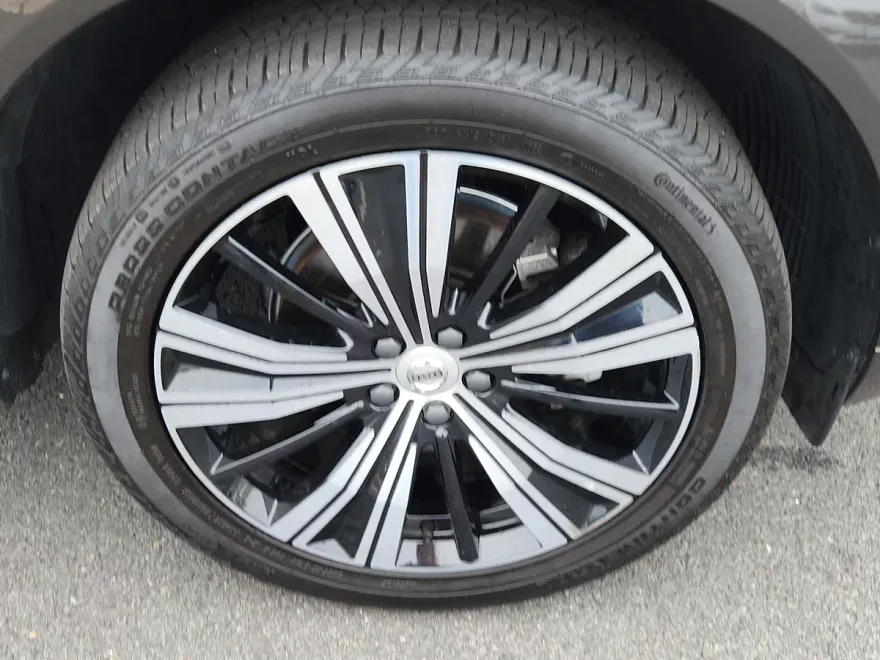 2022 Volvo XC60 B5 Inscription photo 1