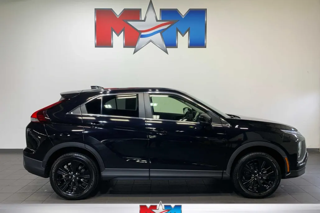 2022 Mitsubishi Eclipse Cross LE photo 1