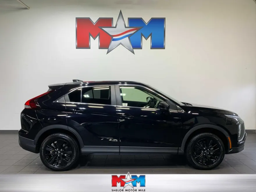 2022 Mitsubishi Eclipse Cross LE photo 1