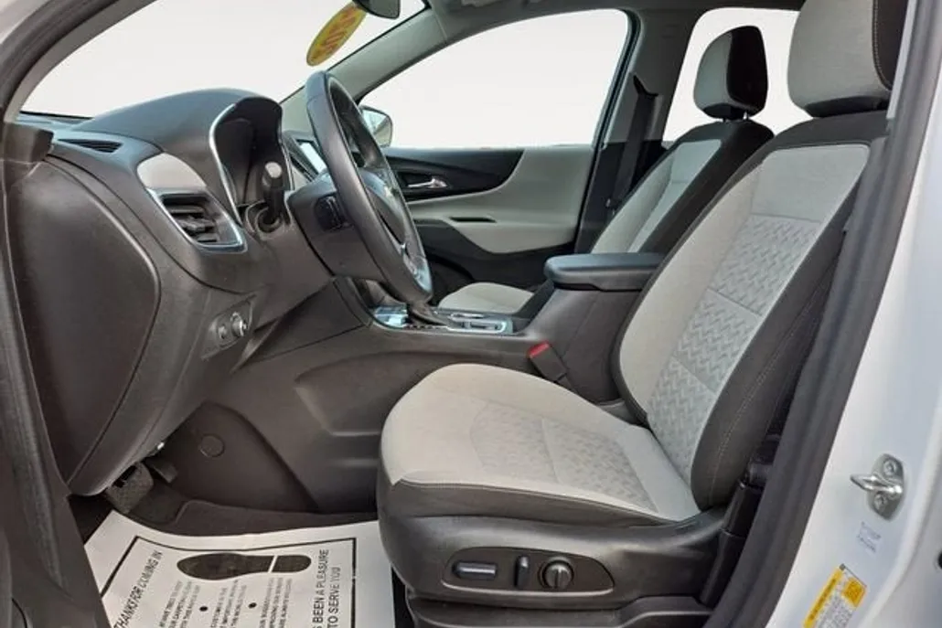 2024 Chevrolet Equinox LT photo 1
