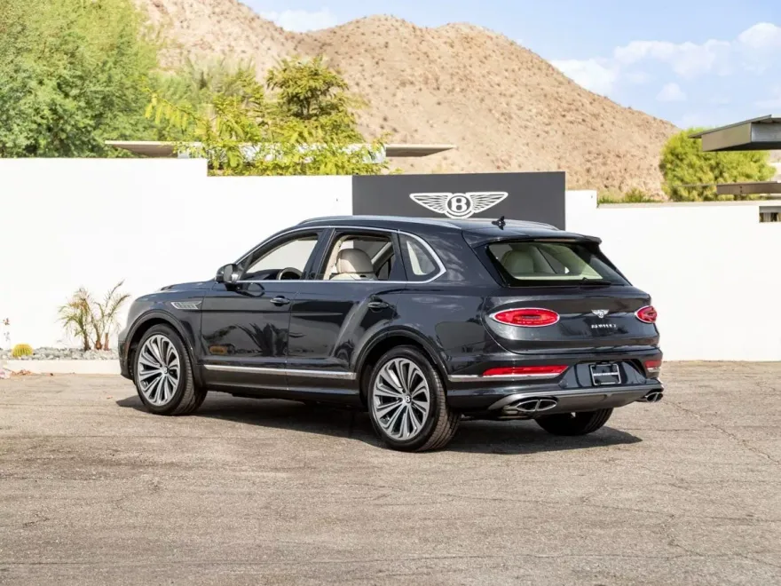 2025 Bentley Bentayga V8 photo 1