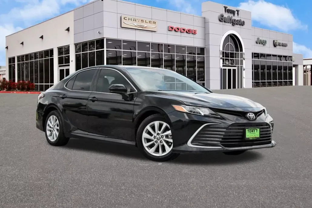 2022 Toyota Camry LE photo 1