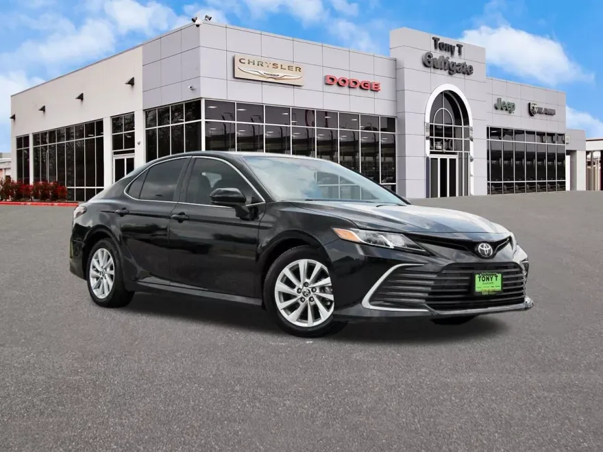 2022 Toyota Camry LE photo 1