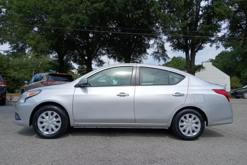 2019 Nissan Versa 1.6 S photo 1