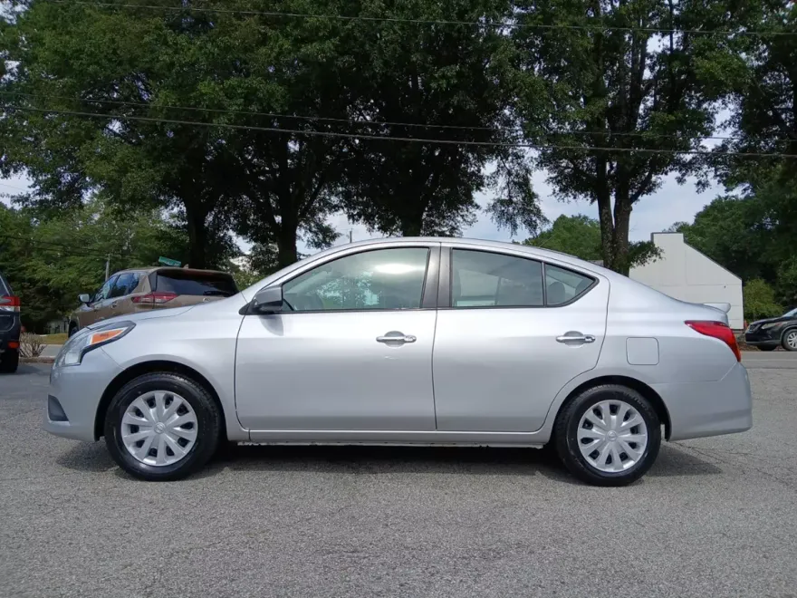 2019 Nissan Versa 1.6 S photo 1
