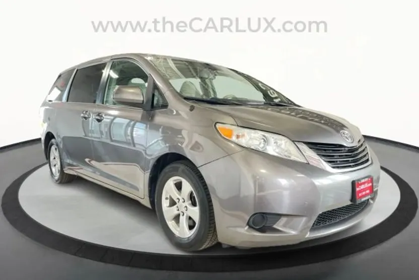 2011 Toyota Sienna LE photo 1