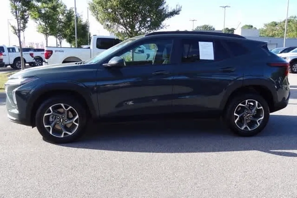 2025 Chevrolet Trax LT photo 1