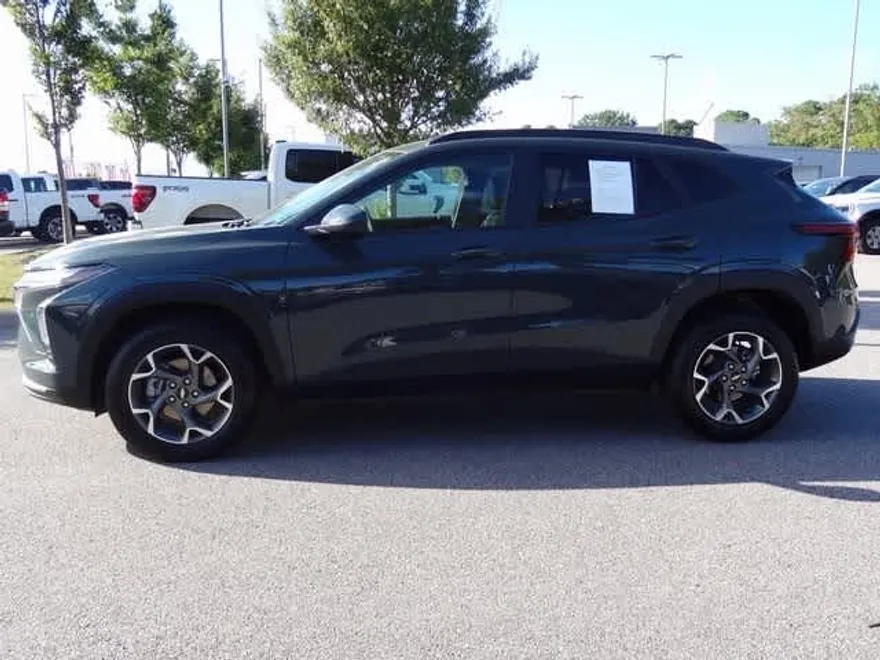 2025 Chevrolet Trax LT photo 1
