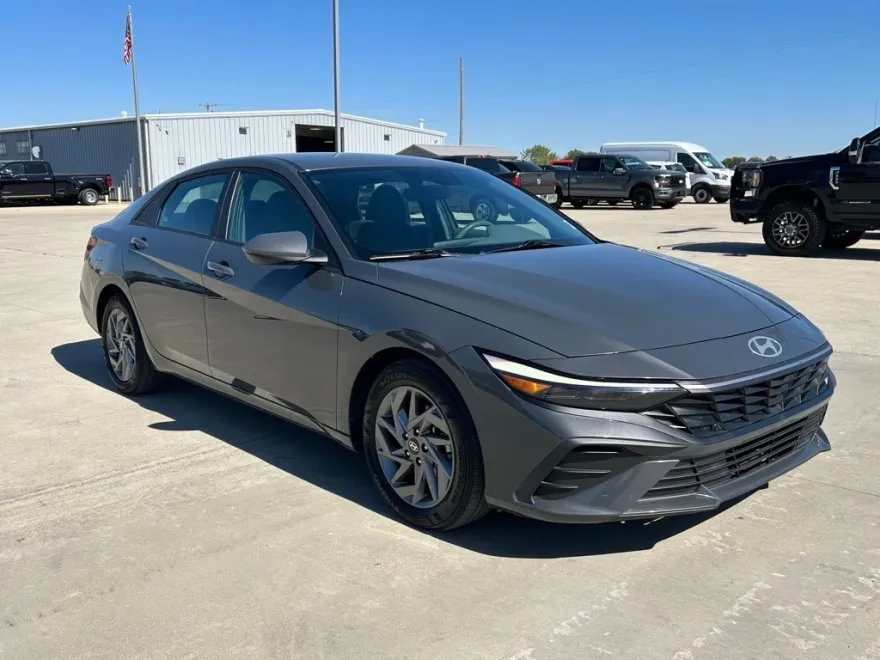 2024 Hyundai Elantra SEL photo 1