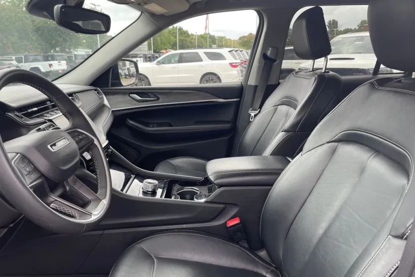 2023 Jeep Grand Cherokee Limited photo 1