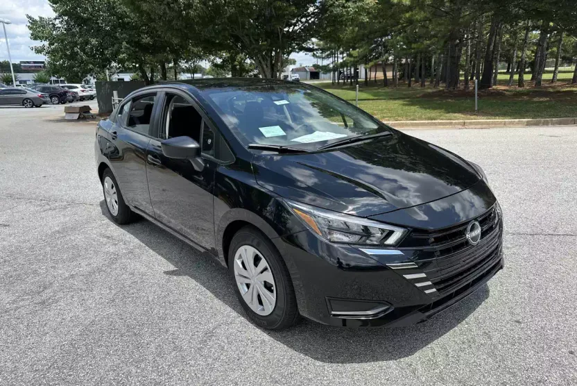 2025 Nissan Versa 1.6 S photo 1